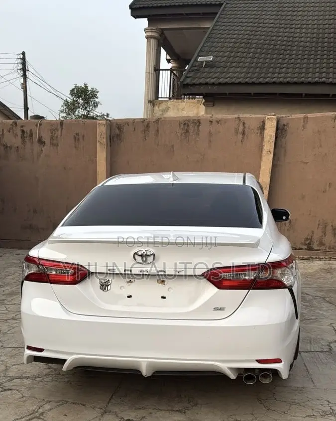 Toyota Camry SE (2.5L 4cyl 8A) 2019 White