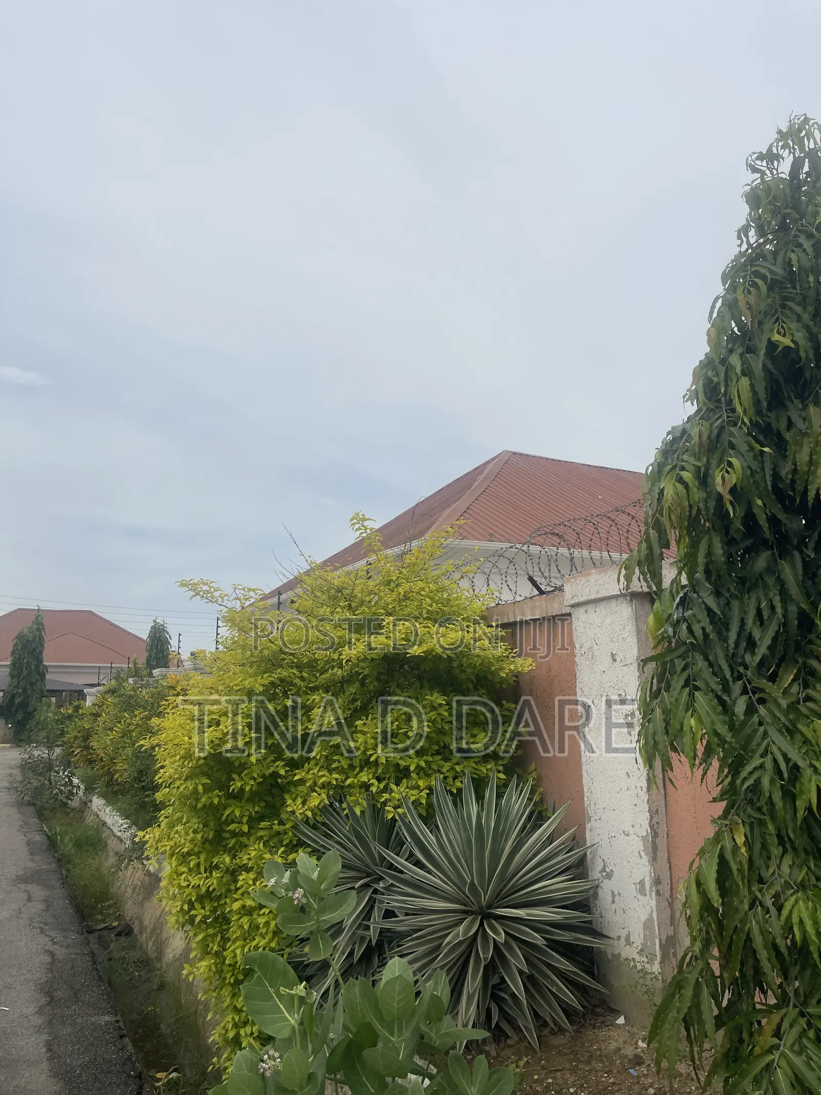 Estate House and Land for Sale