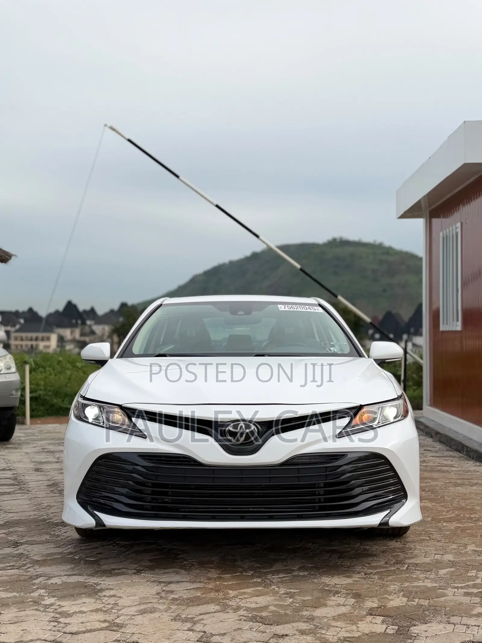 Toyota Camry LE (2.5L 4cyl 8A) 2019 White
