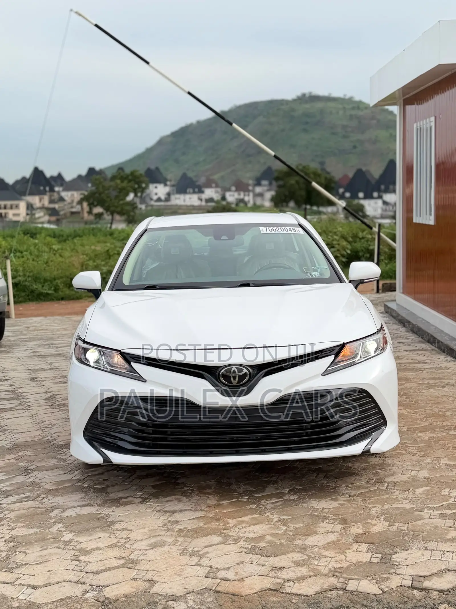 Toyota Camry LE (2.5L 4cyl 8A) 2019 White