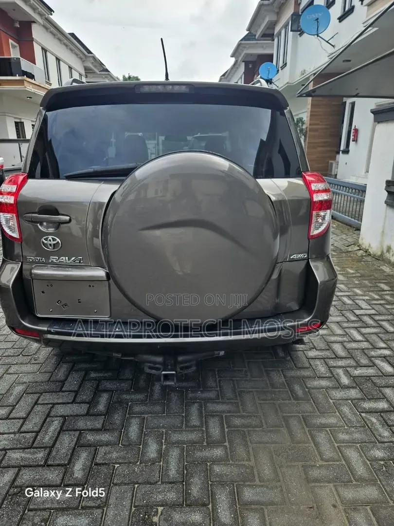 Toyota RAV4 2010 Gold