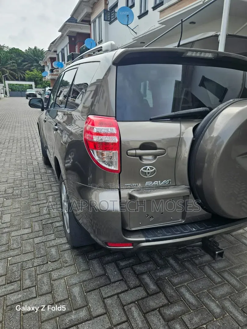 Toyota RAV4 2010 Gold