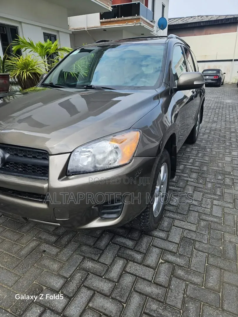 Toyota RAV4 2010 Gold