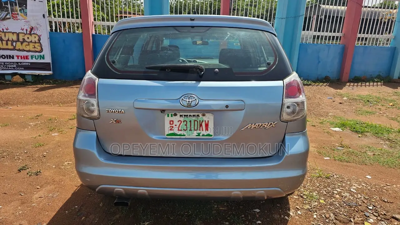 Toyota Matrix Hatchback FWD (1.8L 4cyl 5M) 2005 Blue