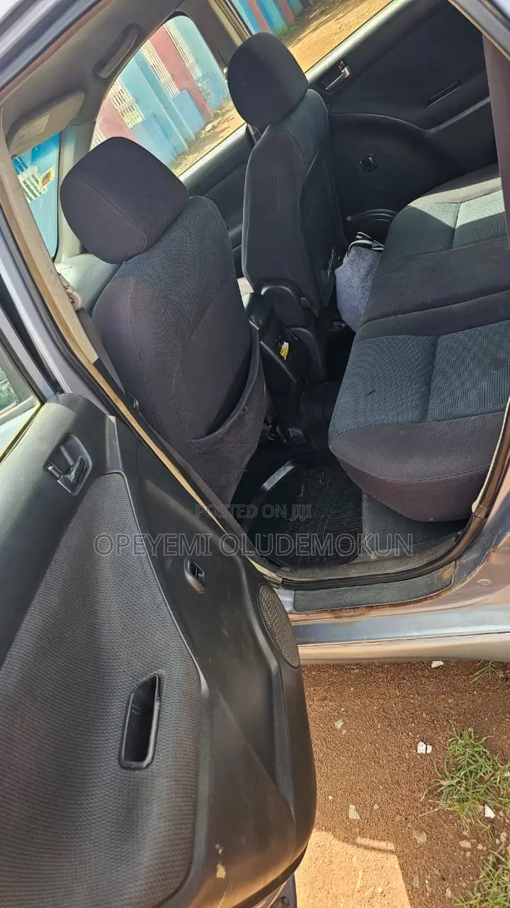Toyota Matrix Hatchback FWD (1.8L 4cyl 5M) 2005 Blue
