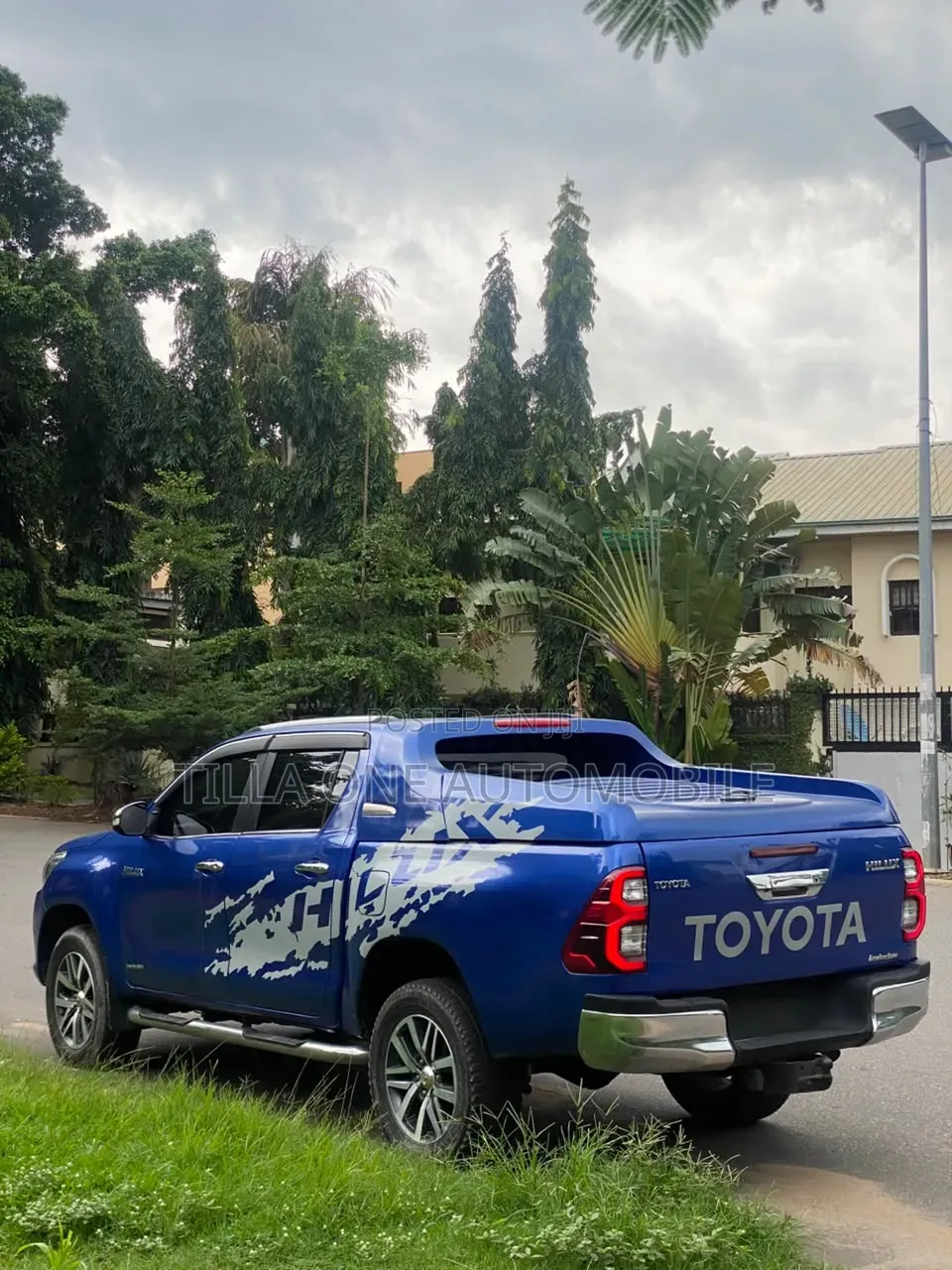 Toyota Hilux 2022 Blue