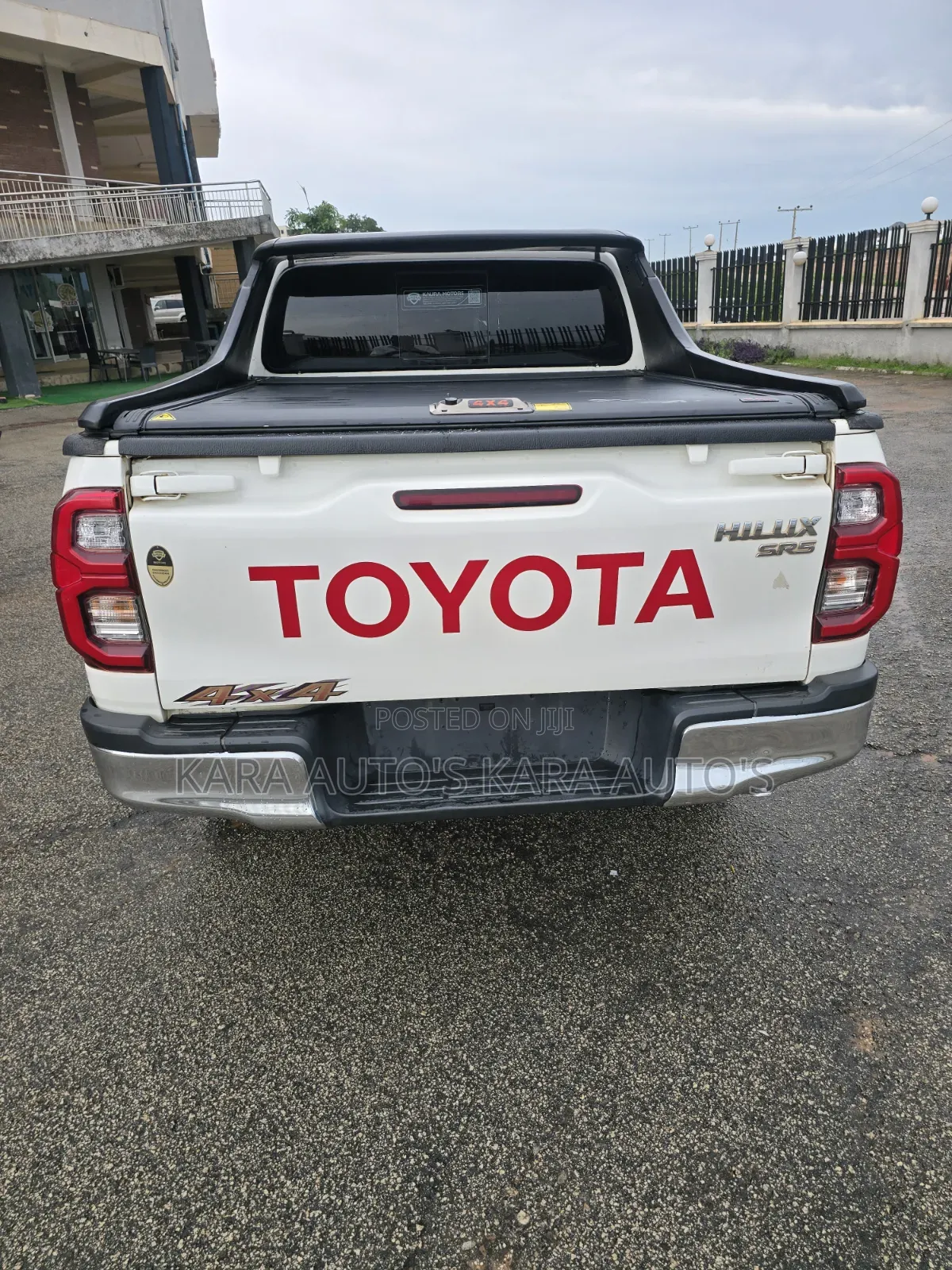 Toyota Hilux 2023 White