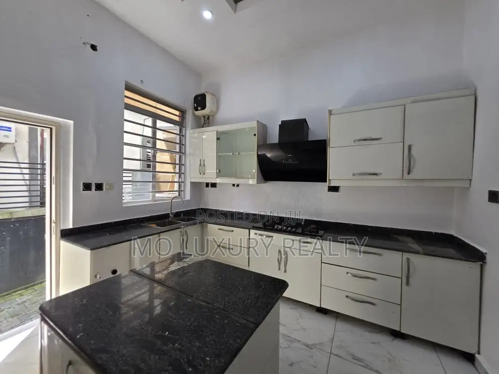 4bdrm Duplex in Chevron for rent