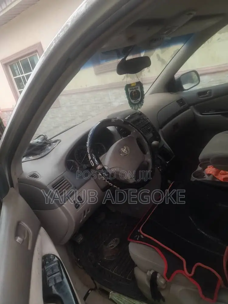 Toyota Sienna 2006 Gold