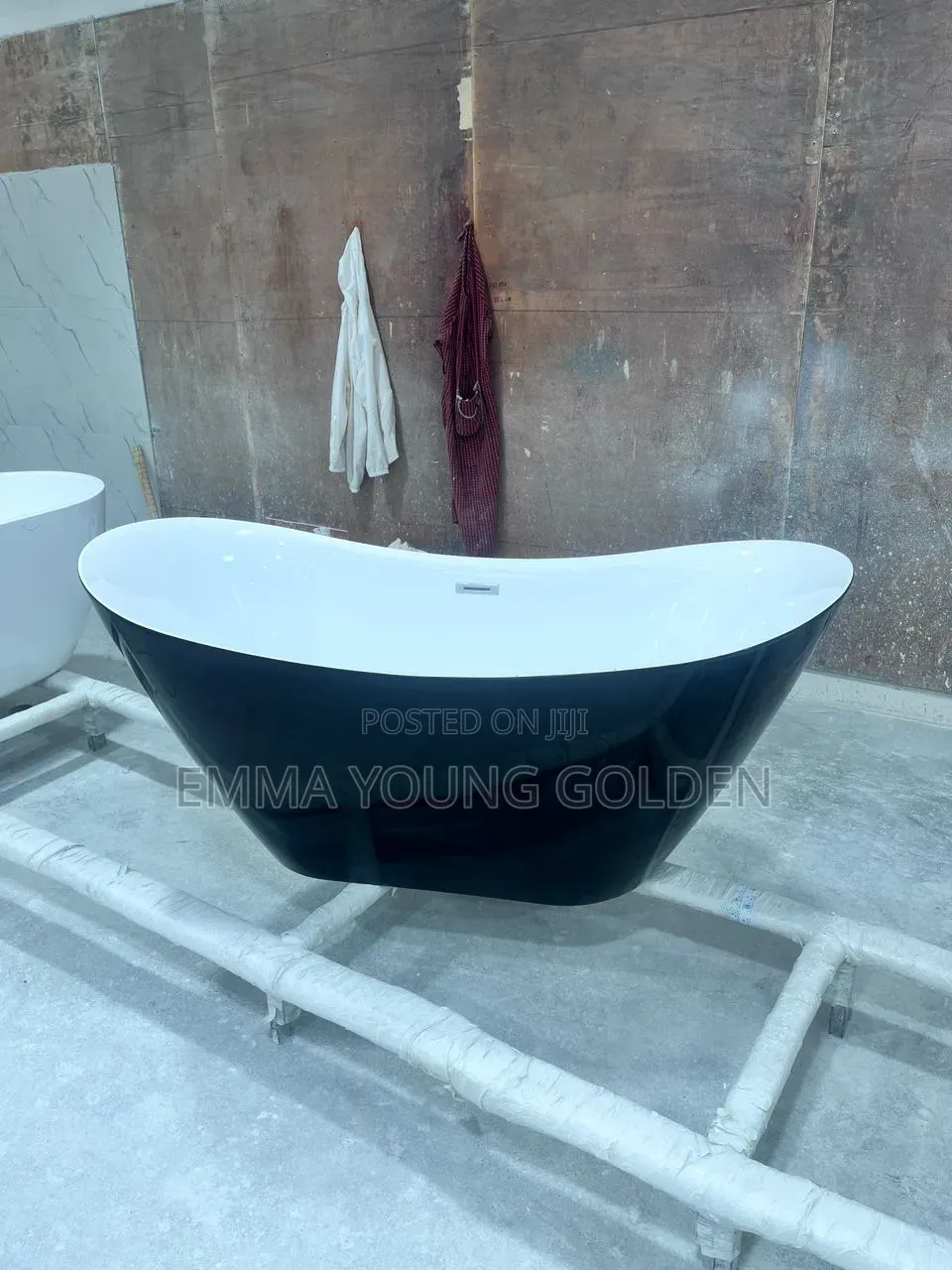 Luxury Bath Tub Black and White