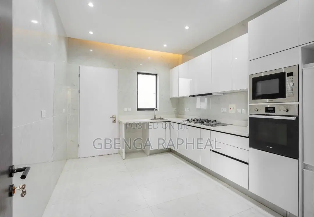 4bdrm Townhouse/Terrace in Chevron, Lekki for sale