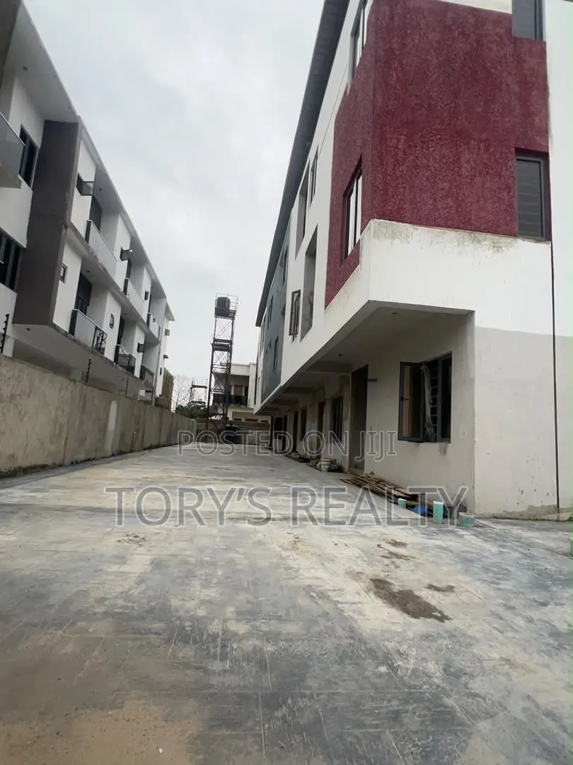 4bdrm Duplex in Lekki Expressway for rent