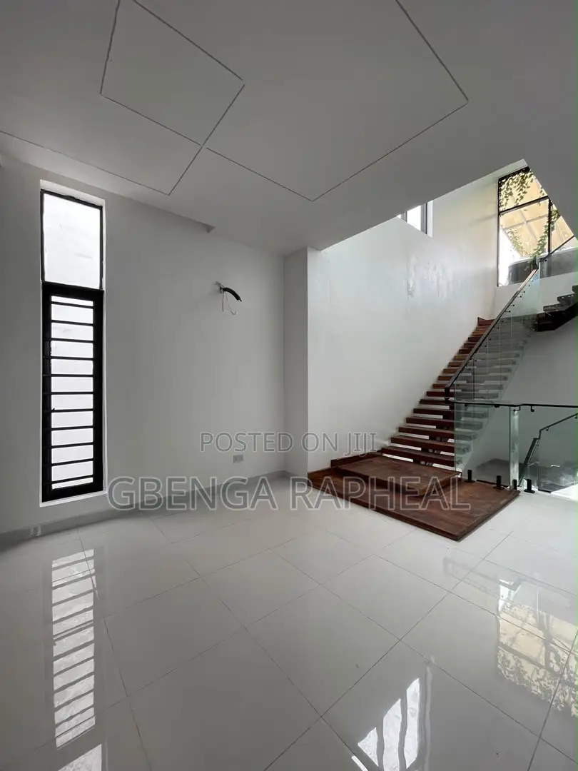5bdrm Duplex in Chevron, Lekki for sale