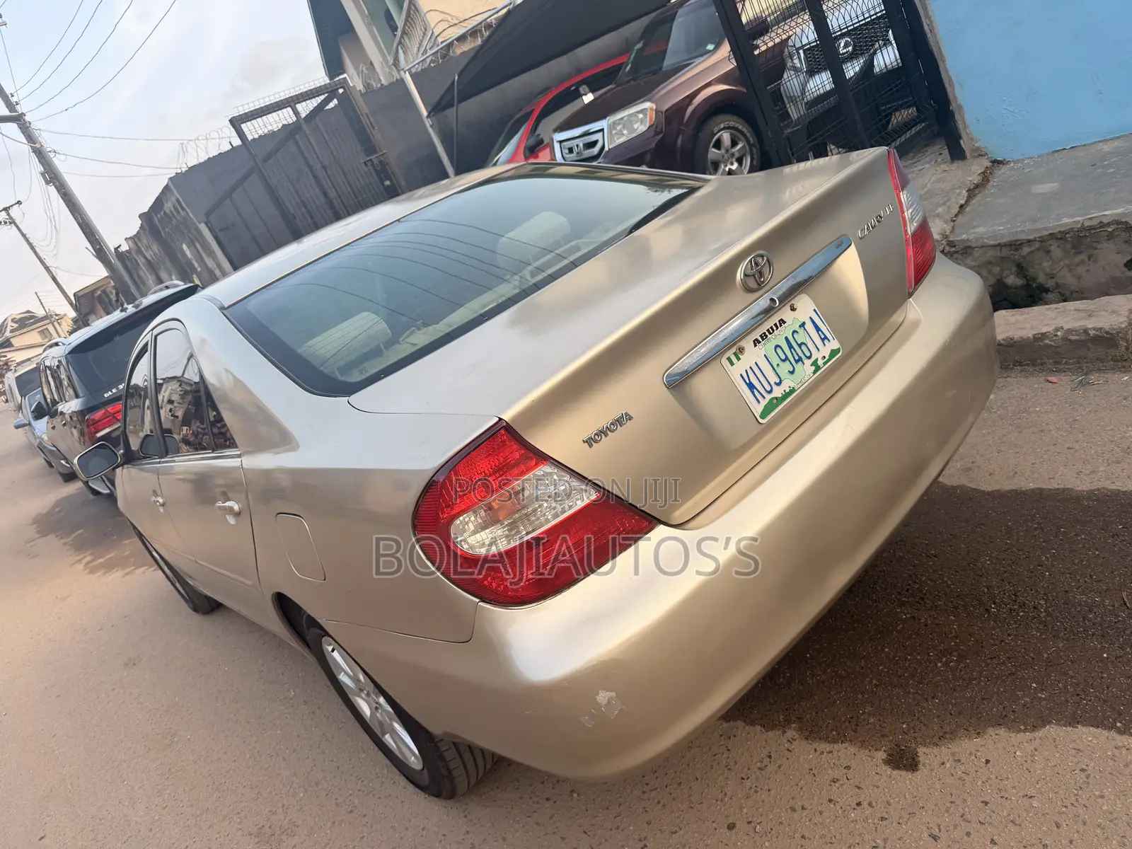 Toyota Camry LE 4dr Sedan (2.4L 4cyl 5M) 2004 Gold