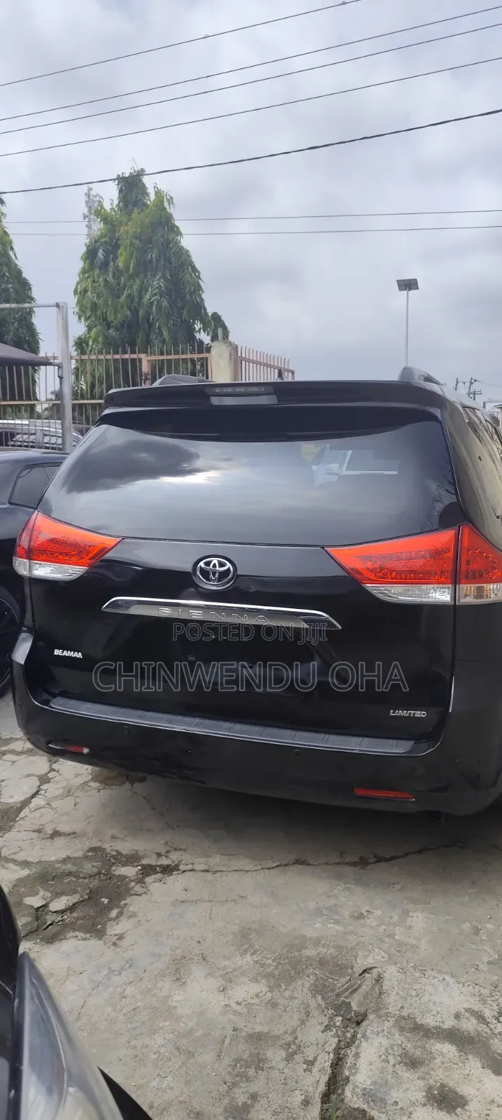 Toyota Sienna 2012 Black