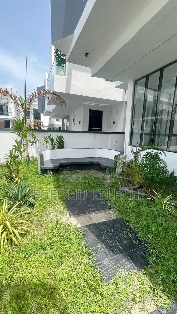 5bdrm Duplex in Chevron for sale