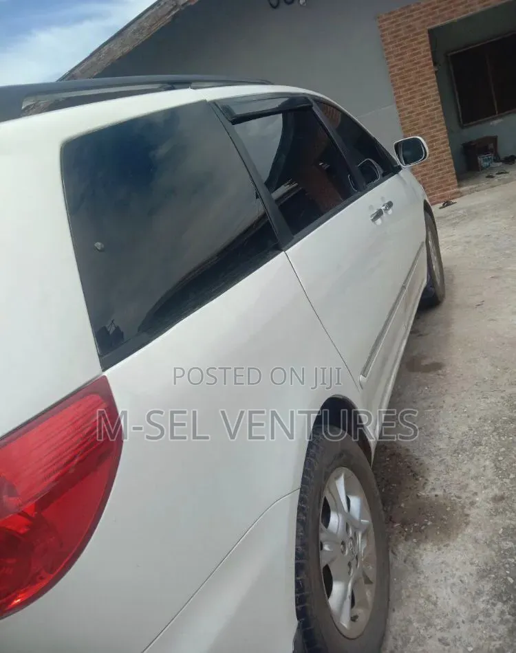 Toyota Sienna 2005 White