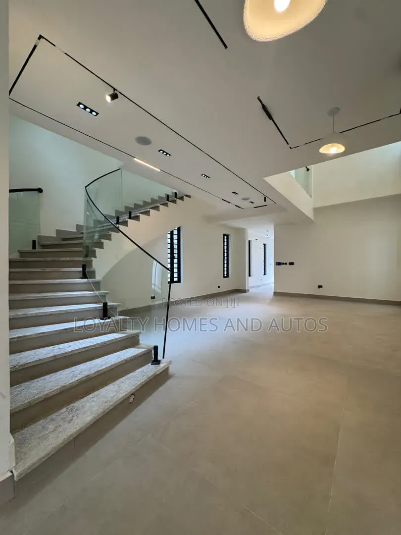 5bdrm Duplex in Lekki Phase 1 for sale