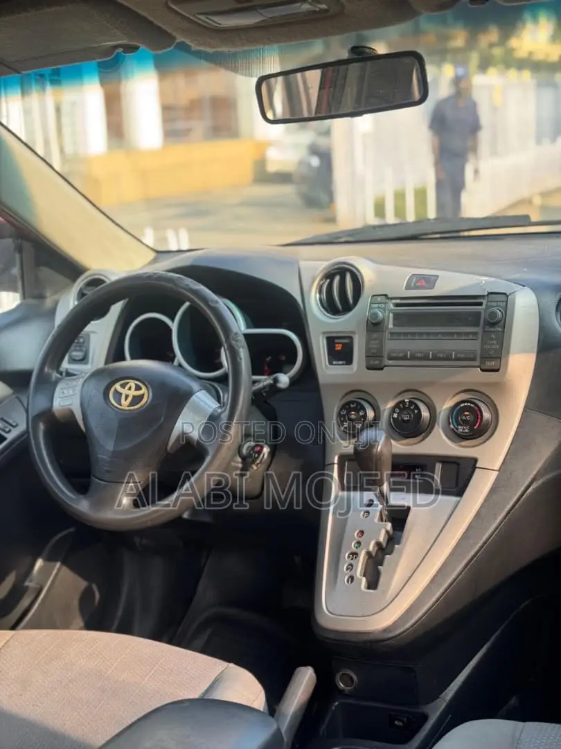 Toyota Matrix Hatchback FWD (1.8L 4cyl 5M) 2010 Red