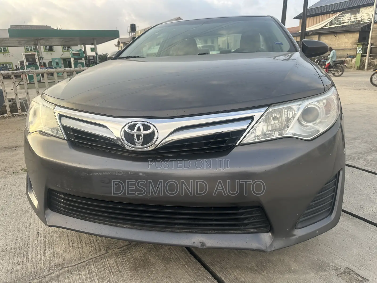 Toyota Camry LE 4dr Sedan (2.5L 4cyl 6A) 2012 Gray