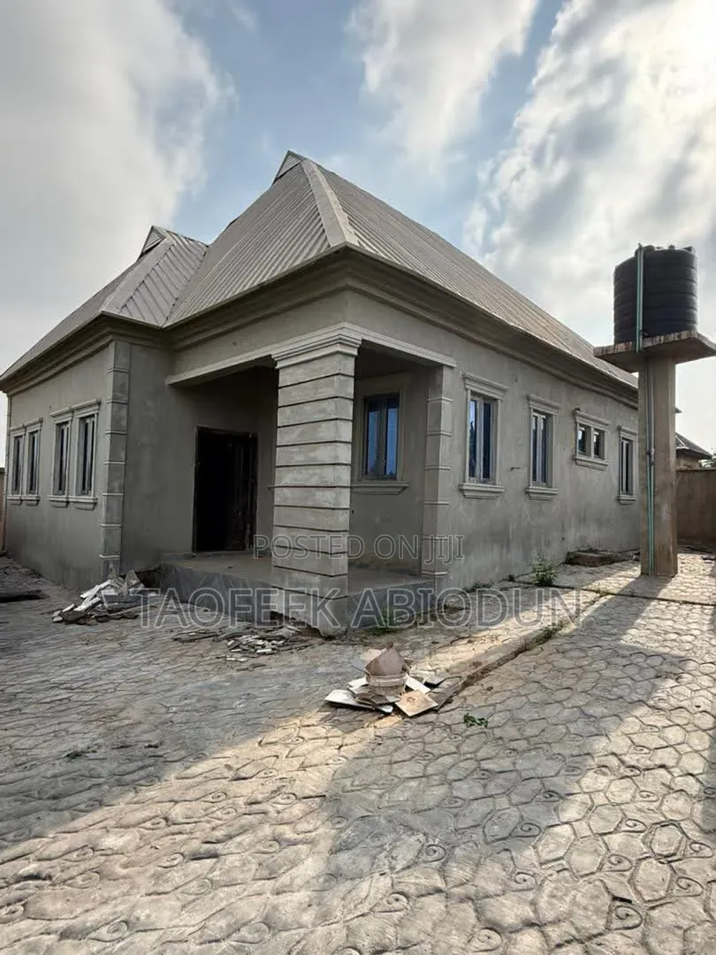 Furnished 3bdrm Bungalow in Adeleke Estate for sale