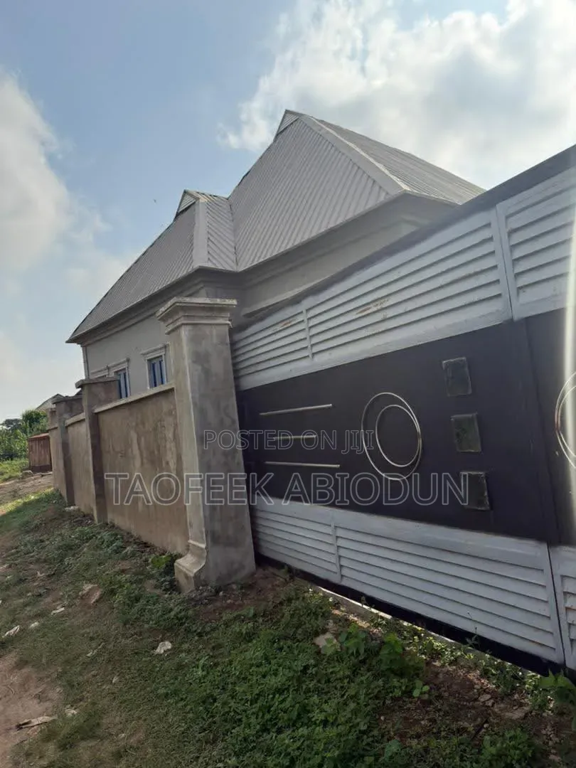 Furnished 3bdrm Bungalow in Adeleke Estate for sale