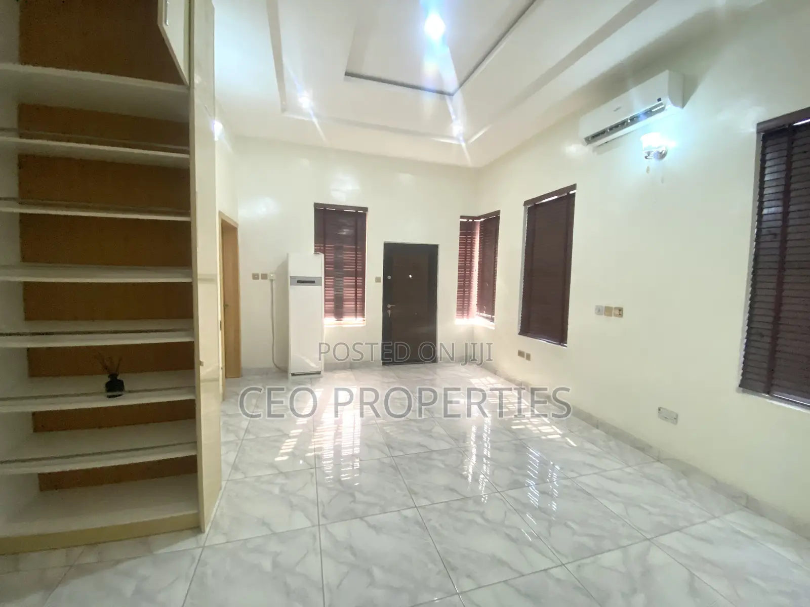 4bdrm Duplex in Chevron/Eleganza for rent