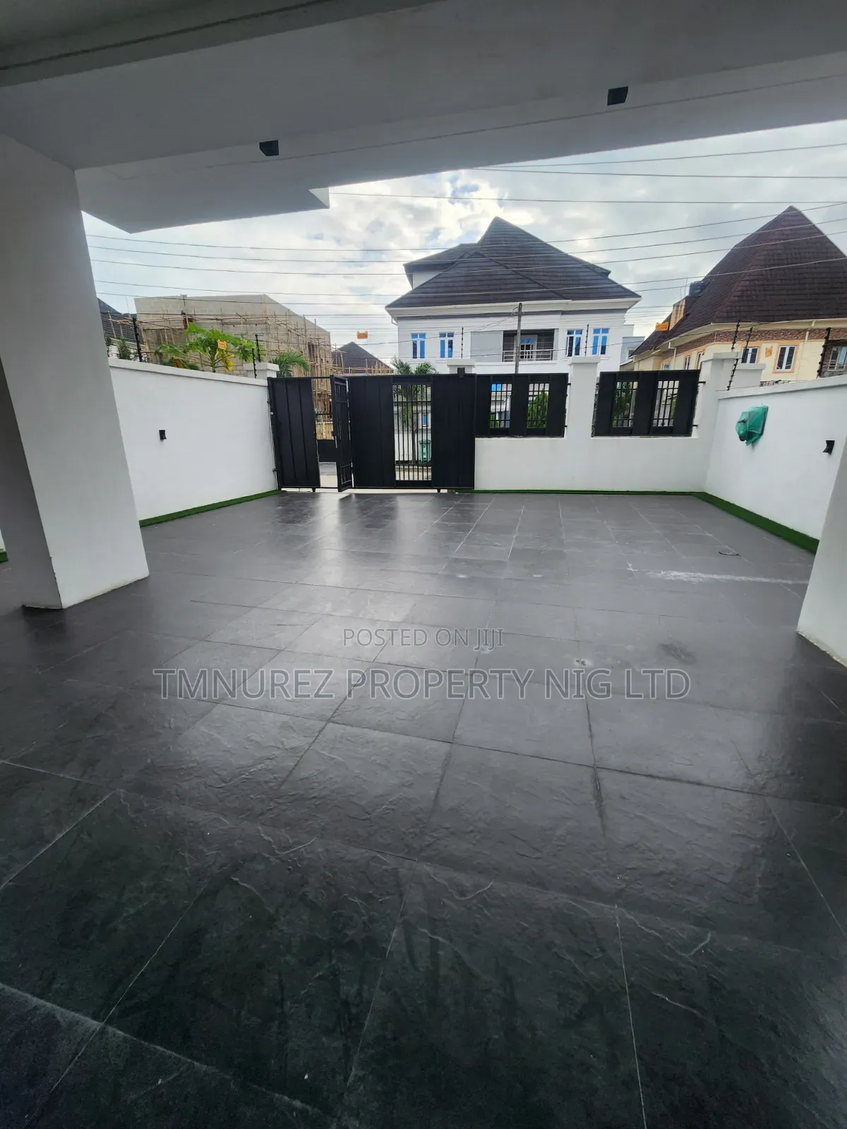 6bdrm Duplex in Chevron for sale