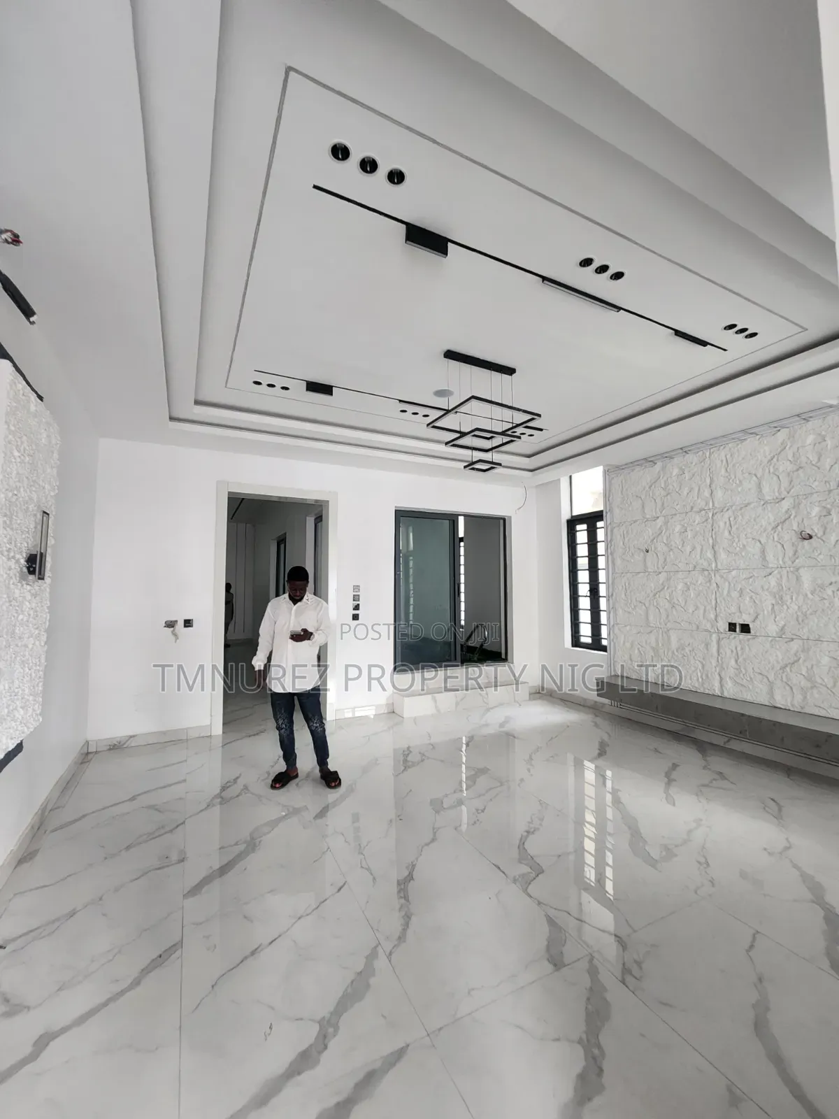 6bdrm Duplex in Chevron for sale
