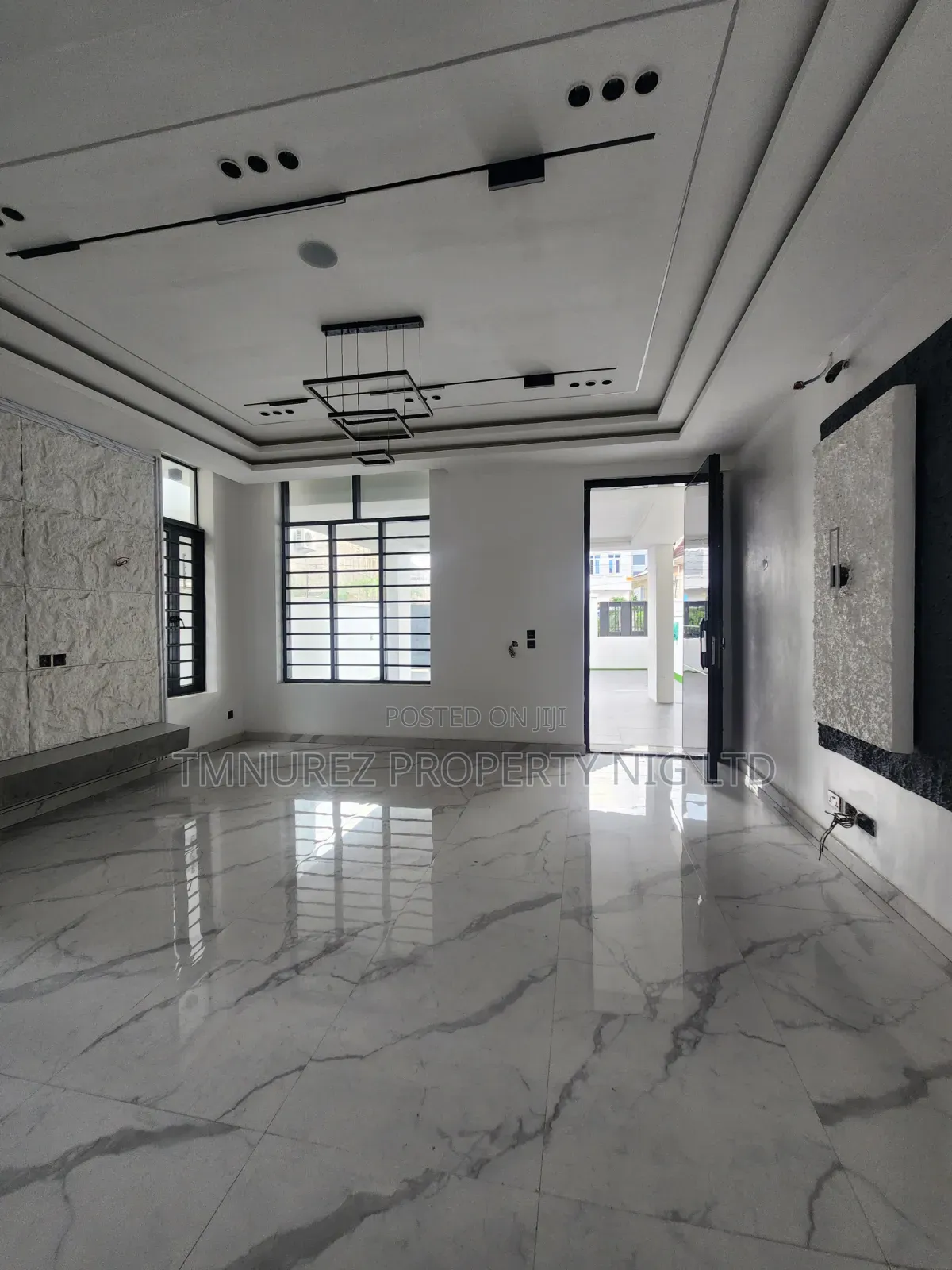 6bdrm Duplex in Chevron for sale