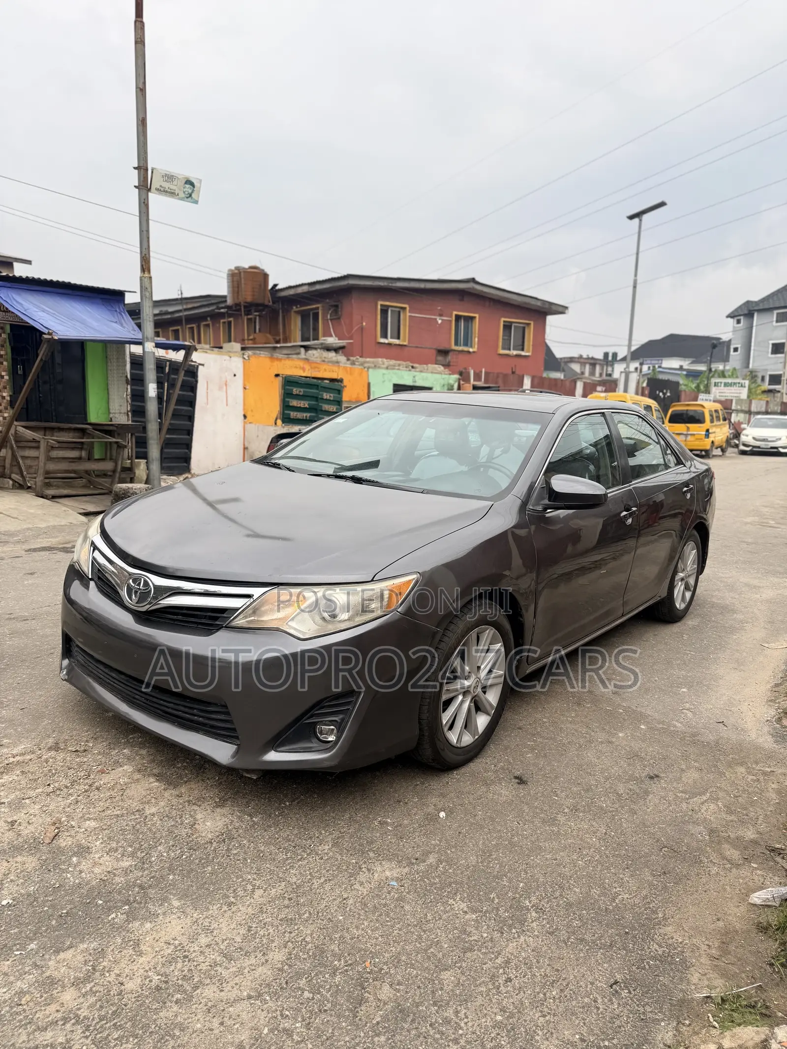 Toyota Camry XLE 4dr Sedan (2.5L 4cyl 6A) 2013 Gray
