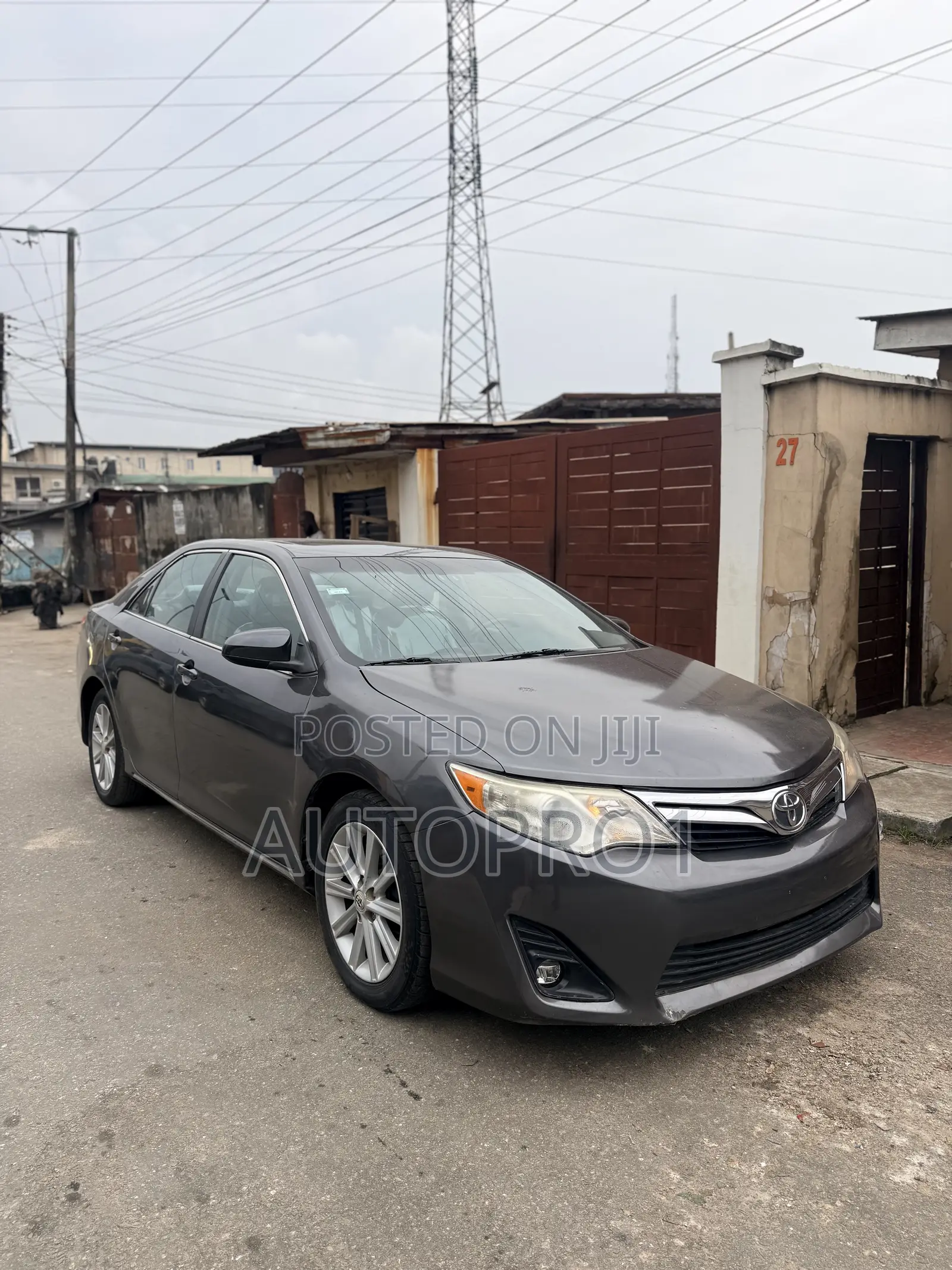 Toyota Camry XLE 4dr Sedan (2.5L 4cyl 6A) 2013 Gray