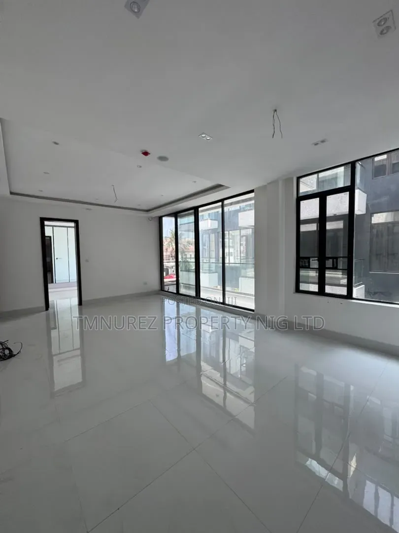 3bdrm Apartment in Lekki Phase 1 for rent