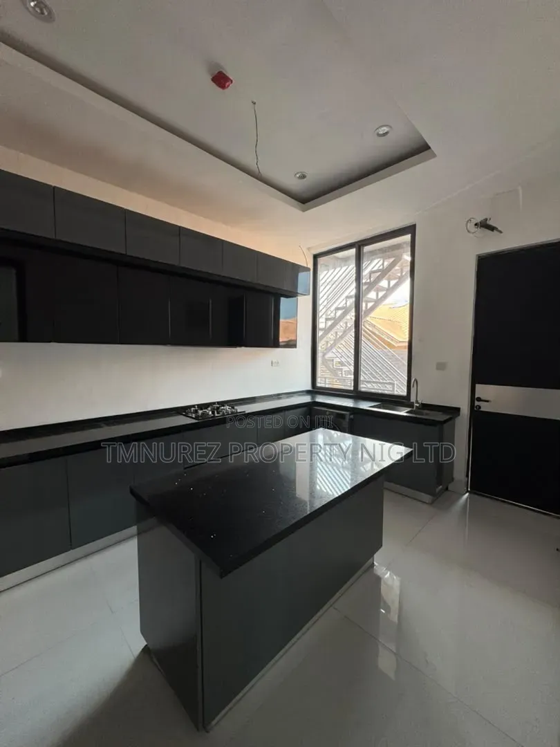 3bdrm Apartment in Lekki Phase 1 for rent