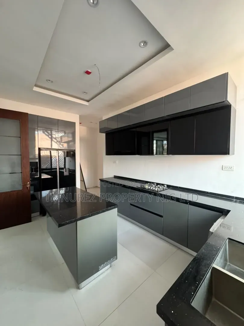 3bdrm Apartment in Lekki Phase 1 for rent