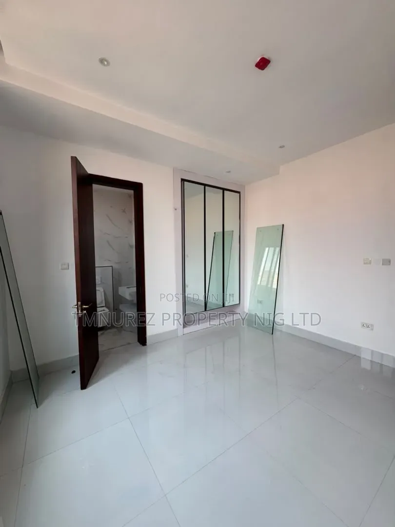 3bdrm Apartment in Lekki Phase 1 for rent