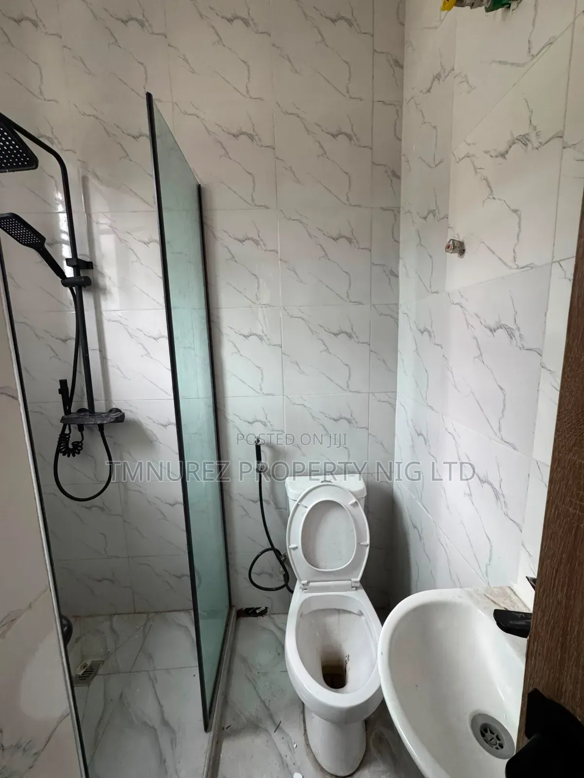 4bdrm Duplex in Chevron for rent