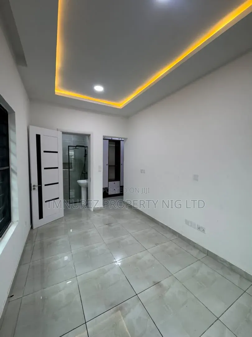 3bdrm Apartment in Lekki Phase 1 for rent