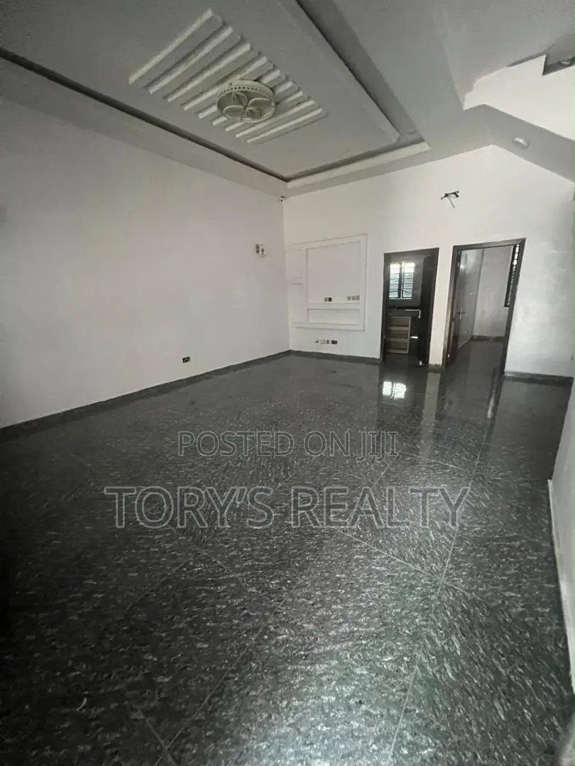 Mini Flat in Chevron for rent