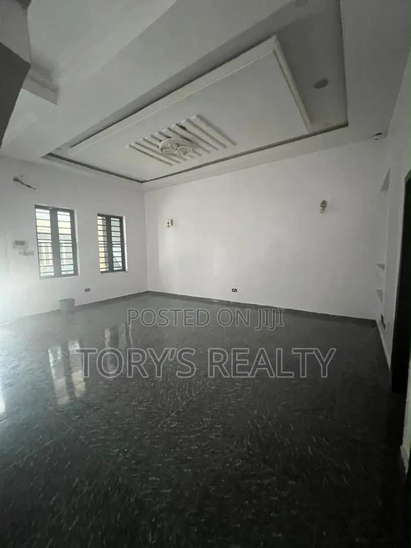 Mini Flat in Chevron for rent