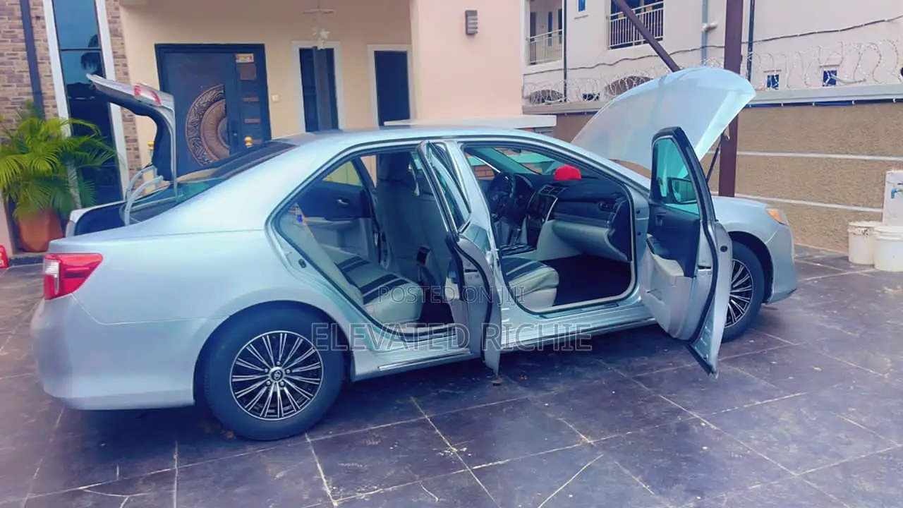 Toyota Camry SE V6 4dr Sedan (3.5L 6cyl 6A) 2013 Silver