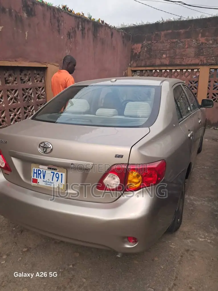 Toyota Corolla LE 4dr Sedan (1.8L 4cyl 4A) 2010 Gold