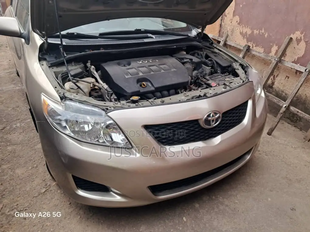 Toyota Corolla LE 4dr Sedan (1.8L 4cyl 4A) 2010 Gold