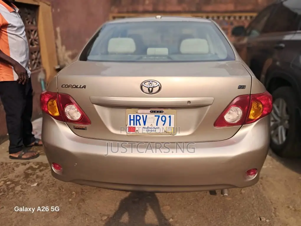 Toyota Corolla LE 4dr Sedan (1.8L 4cyl 4A) 2010 Gold