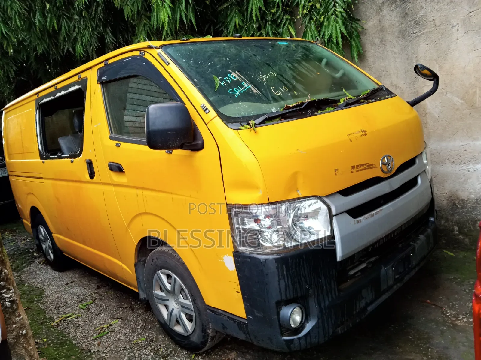Toyota HiAce 2010 Yellow