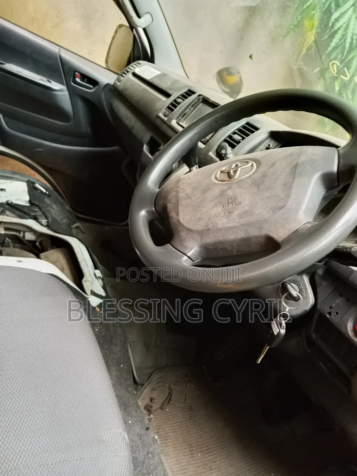 Toyota HiAce 2010 Yellow