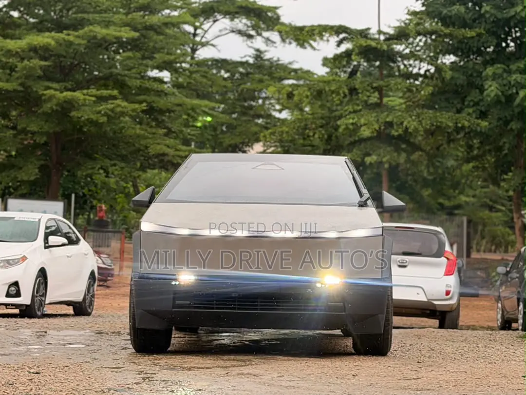 Tesla Cybertruck Cyberbeast AWD 2025 Gray