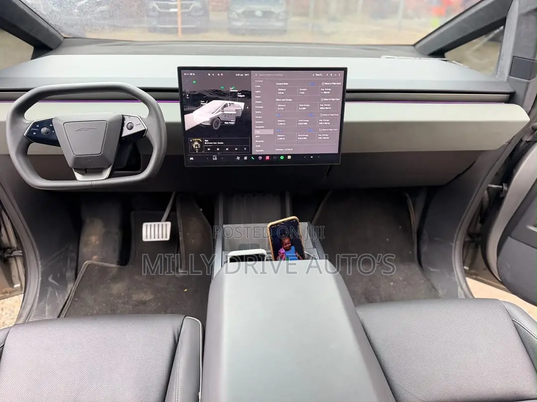 Tesla Cybertruck Cyberbeast AWD 2025 Gray