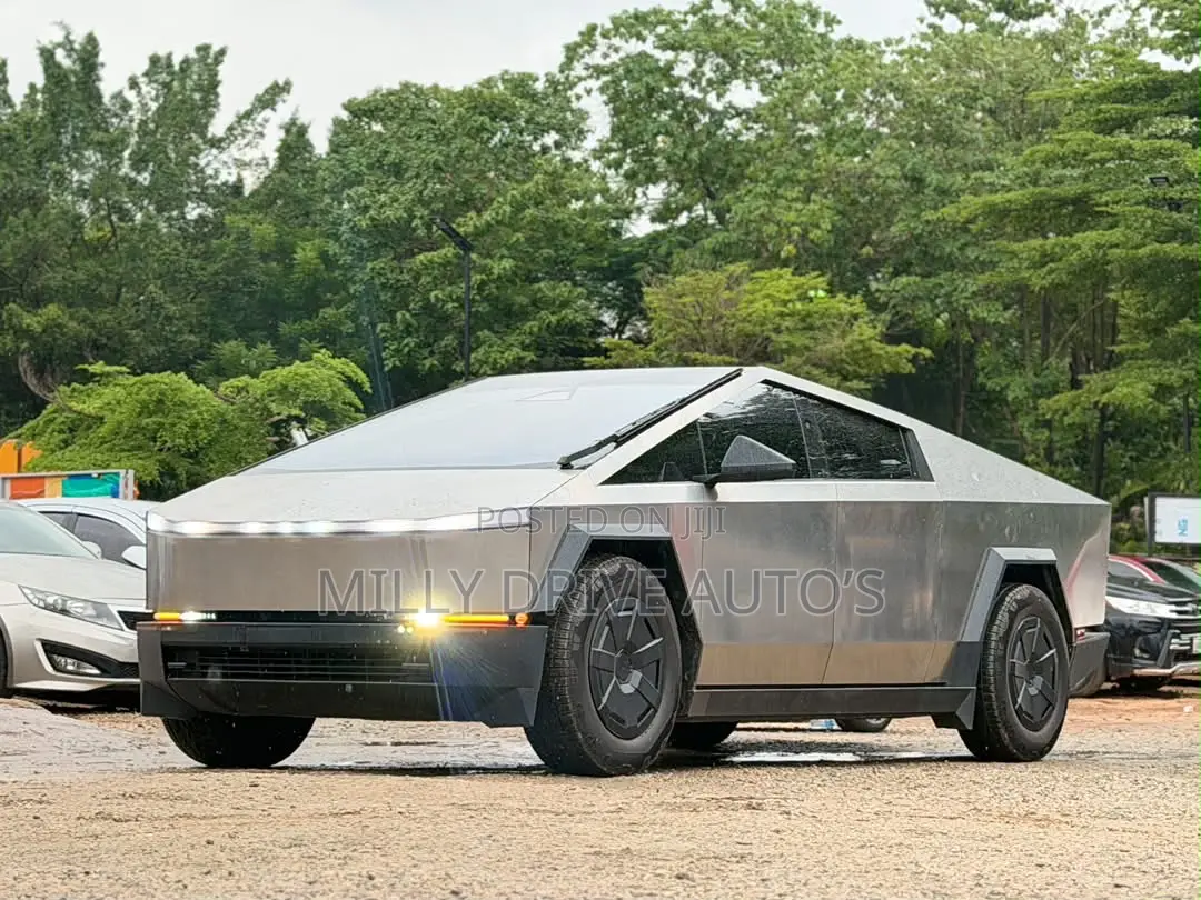 Tesla Cybertruck Cyberbeast AWD 2025 Gray