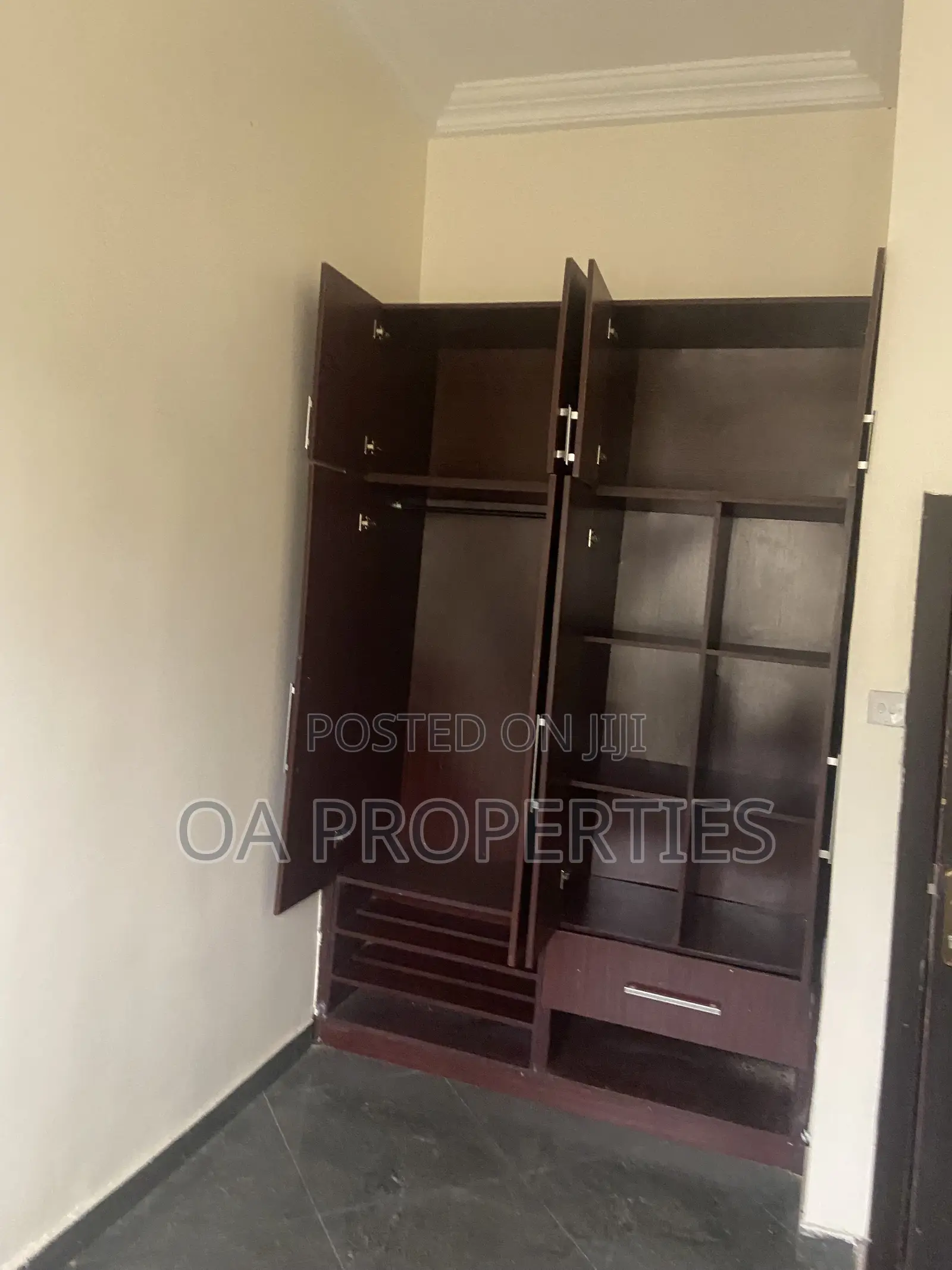 3bdrm Block of Flats in Alalubosa Gra Ibadan for rent